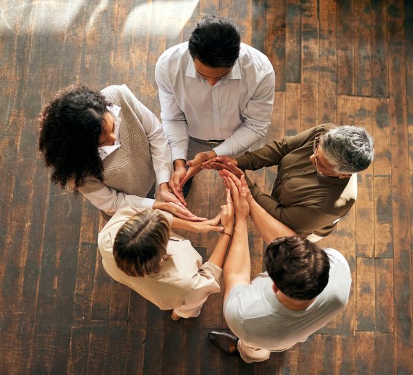 Éveillez l'esprit d'équipe avec l'agence de team building artistique